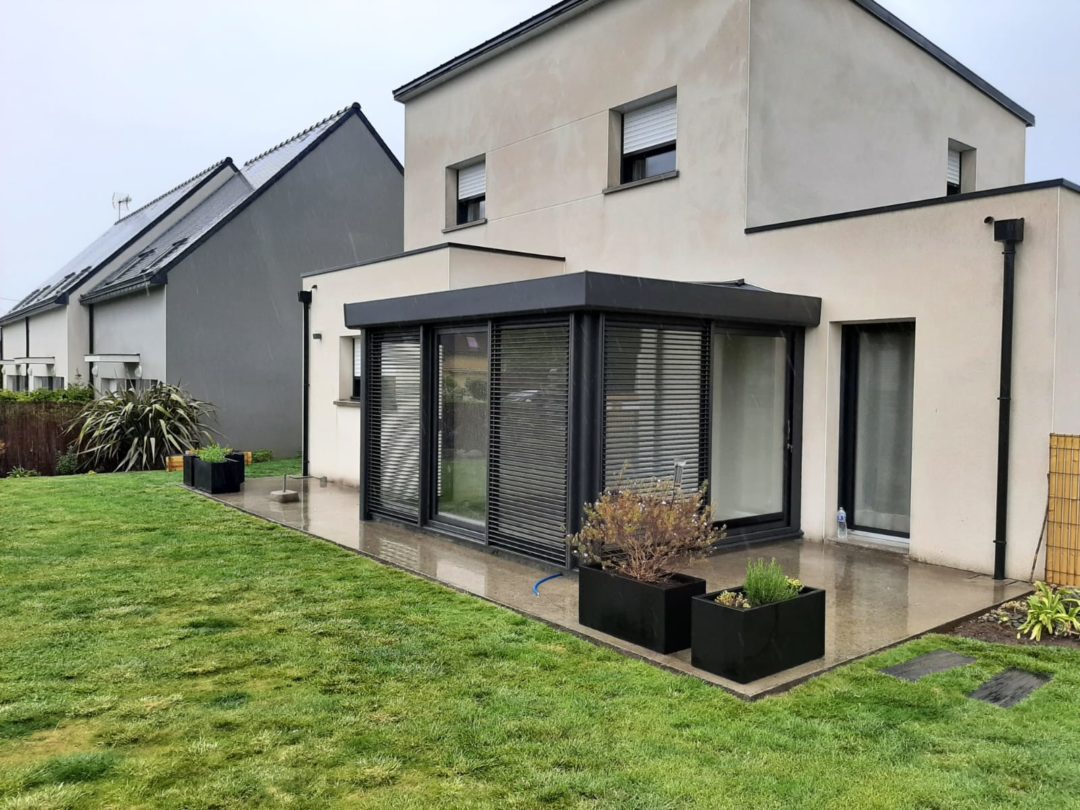 Véranda épure avec brise soleil