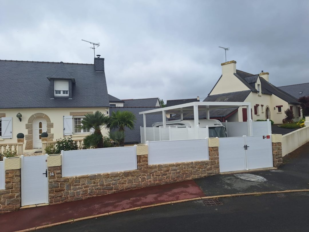 Installation d’un Carport Blanc sur Mesure à Trémuson, Près de Saint-Brieuc