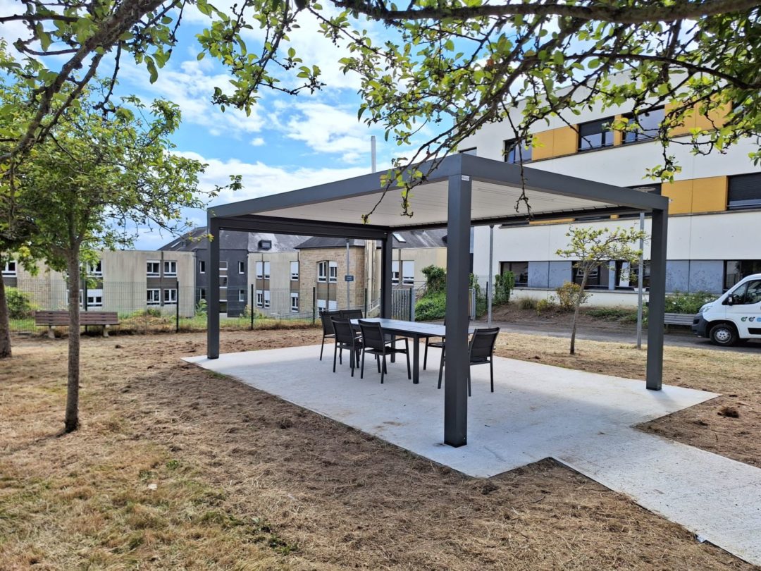 Installation d’une Pergola Bioclimatique sur Mesure à l’EHPAD de l’Hôpital de Guingamp