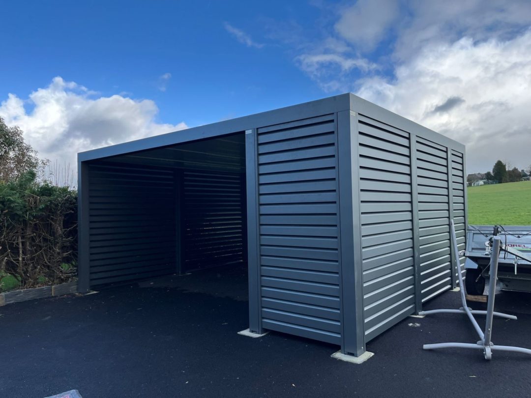 Carport de 30 m² avec local à vélos à Mûr-de-Bretagne : une solution astucieuse et sécurisée