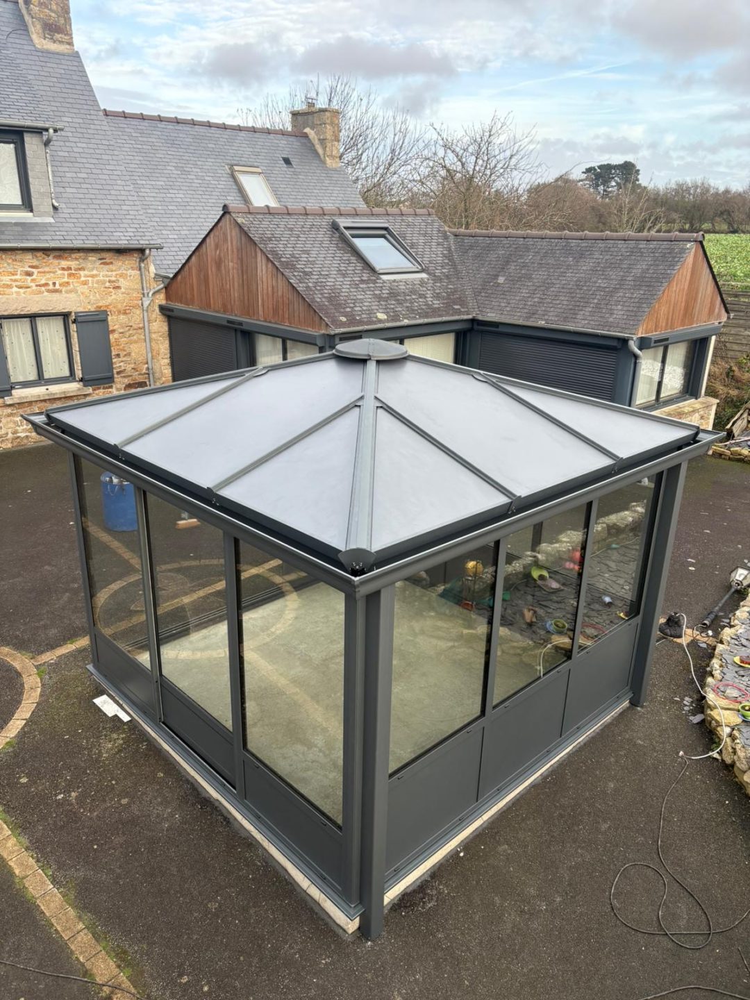 Véranda de 13 m² à Ploumillau : un espace idéal pour un SPA, de la conception à l’installation