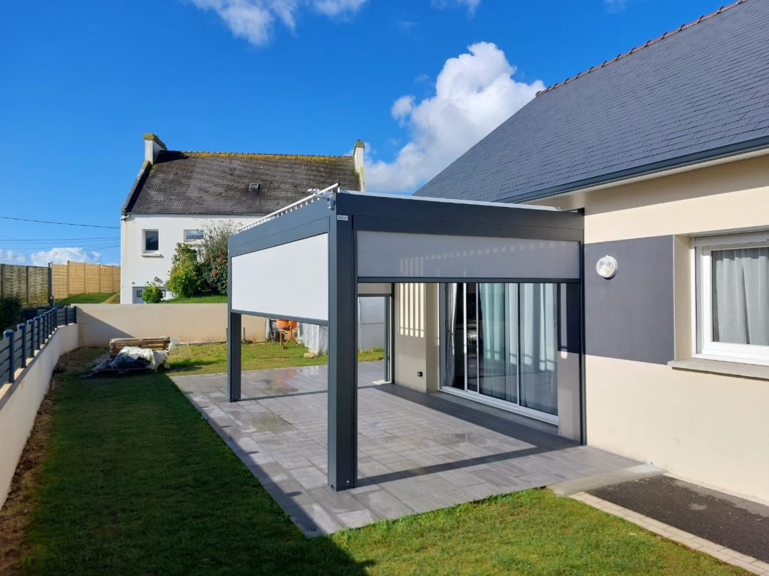 Pergola bioclimatique avec stores à PLOUVORN : Confort et élégance en toute saison