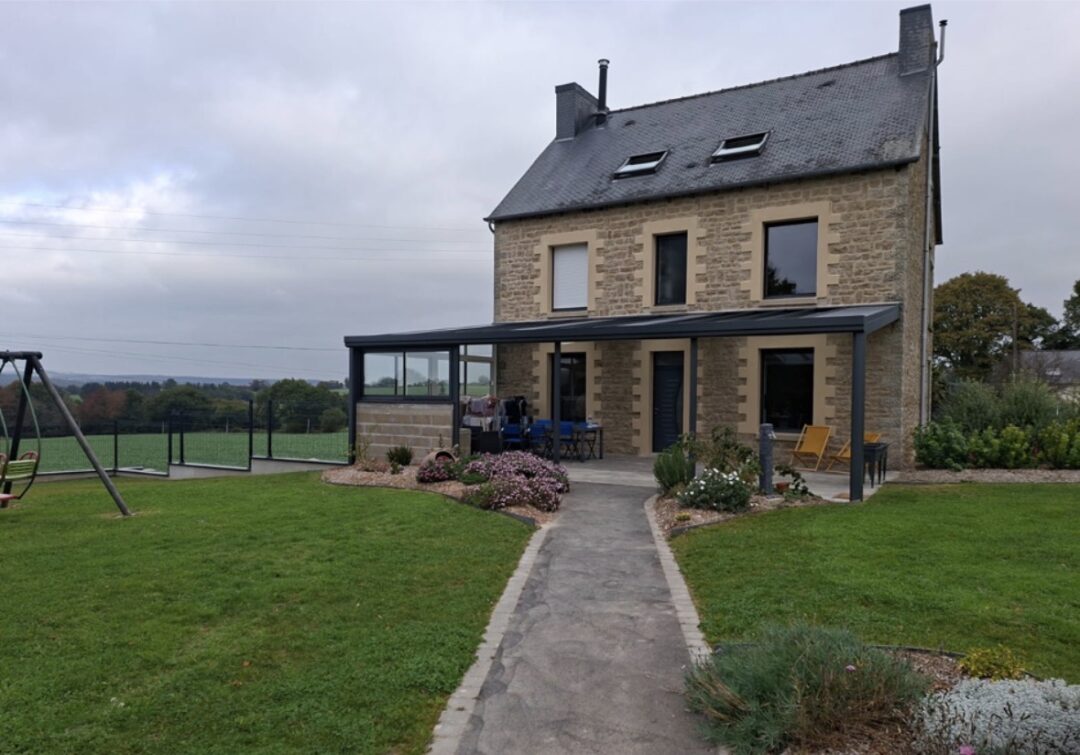 Préau en aluminium à Plémet